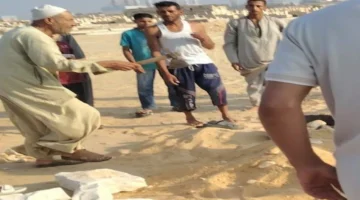 مشاجرة جماعية تندلع بين عدد كبير من الأشخاص أثناء مراسم دفن متوفى